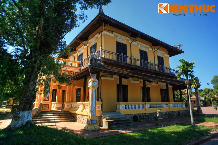 Ban đầu lầu Tịnh Minh được sử dụng làm làm nơi nghỉ ngơi, dưỡng bệnh cho bà Thánh Cung - vợ thứ nhất của vua Khải Định.