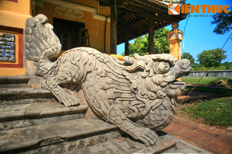 Ngoài giá trị lịch sử, lầu Tịnh Minh còn có giá trị kiến trúc - mỹ thuật cao, với nhiều tác phẩm điêu khắc sinh động, như những đôi lân ở hai bên các lối vào.