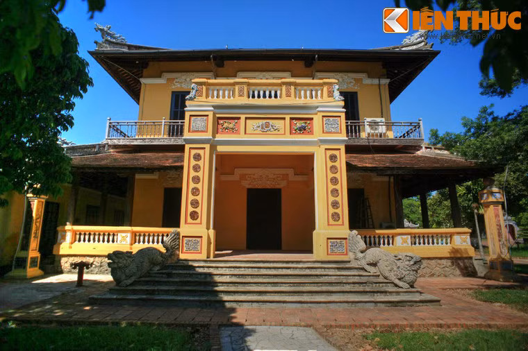 Tòa nhà này nằm ở phía bên phải Cung Diên Thọ, được xây dựng năm 1927, trên nền của Thông Minh đường - nhà hát cũ trong cung.