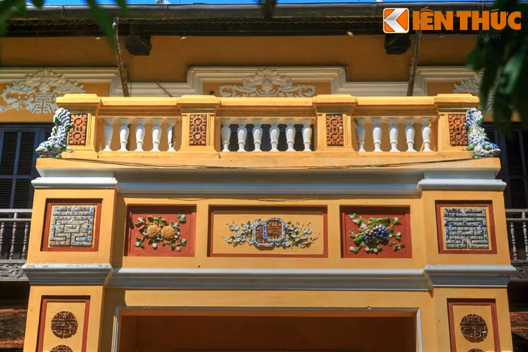 ... Hay những câu đối trên trụ cổng, phù điêu trang trí trên các mặt tường của tòa nhà.