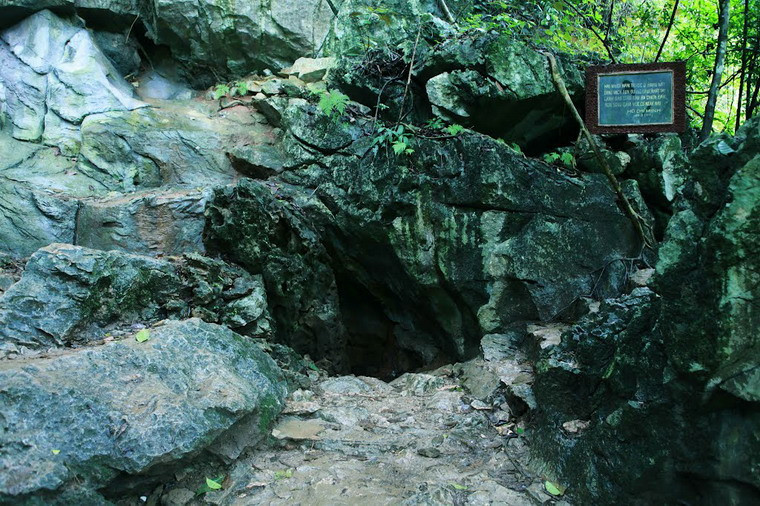 Được coi là cội nguồn của Cách mạng Việt Nam, Quần thể di tích cách mạng Pác Bó (huyện Hà Quảng, tỉnh Cao Bằng) là địa danh gắn với một giai đoạn lịch sử đặc biệt quan trọng trong của cách mạng Việt Nam những năm 1941 - 1945. Ảnh: Hang Pác Bó, nơi Hồ Chủ tịch và các nhà lãnh đạo các mạng sống và làm việc ở Pác Bó.