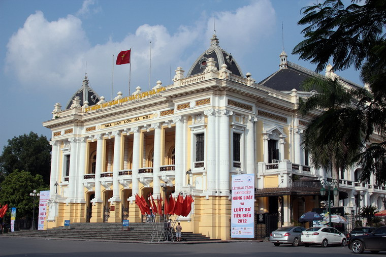 Vào các ngày 17 và 19/8/1945, các cuộc mít-tinh cách mạng quy mô lớn đã diễn ra, châm ngòi nổ cho cuộc tổng khởi nghĩa giành thắng lợi trên toàn Thủ đô, dẫn đến việc tuyên bố sự ra đời của nước Việt Nam Dân chủ Cộng hòa sau đó.