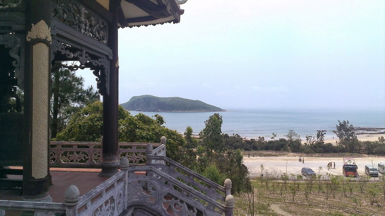 Vào thời điểm gần tròn 1 năm sau ngày mất của Đại tướng Võ Nguyên Giáp - một trong những người góp công thành lập nước Việt Nam Dân chủ Cộng hòa, nơi an nghỉ của Đại tướng ở Vũng Chùa - Đảo Yến trên quê hương Quảng Bình cũng là một điểm đến quan trọng trong dịp Quốc khánh.