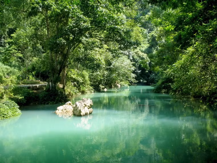 Nhiều chủ trương và quyết định quan trọng cho sự thành công của sự nghiệp giải phóng dân tộc Việt Nam khỏi chế độ thực dân đã được đưa ra từ Pác Bó. Ảnh: Suối Lê Nin ở Pác Bó.