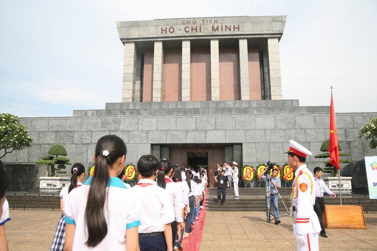 Ở trung tâm của quảng trường Ba Đình là Lăng Bác - nơi đặt thi hài của Chủ tịch Hồ Chí Minh để người dân cả nước và khách quốc tế có thể tới viếng thăm và bày tỏ sự tôn kính.