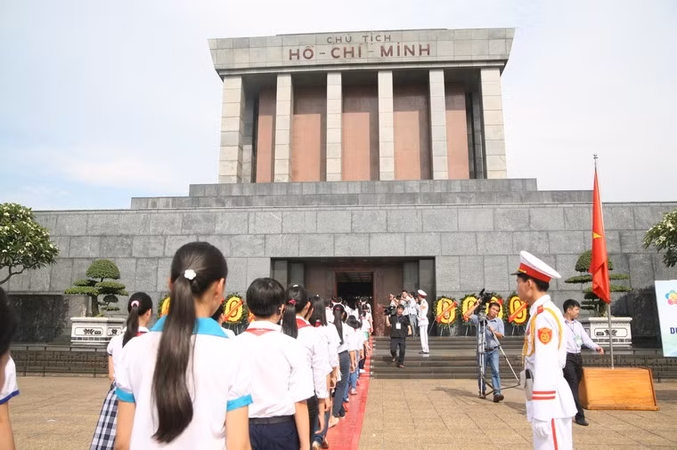 Ở trung tâm của quảng trường Ba Đình là Lăng Bác - nơi đặt thi hài của Chủ tịch Hồ Chí Minh để người dân cả nước và khách quốc tế có thể tới viếng thăm và bày tỏ sự tôn kính.