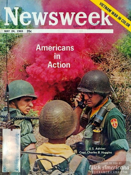 Trang bìa tạp chí Newsweek số ra ngày 24/5/1965 chạy tiêu đề "Sắc màu chiến tranh Việt Nam. Người Mỹ hành động" với hình ảnh cố vấn quân sự Mỹ Charles B. Huggins đang điện đàm trên chiến trường, cạnh một đám khói màu.