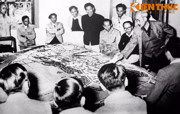 Chủ tịch Hồ Chí Minh xem, góp ý vào bản dự án quy hoạch thủ đô, tháng 11/1959.