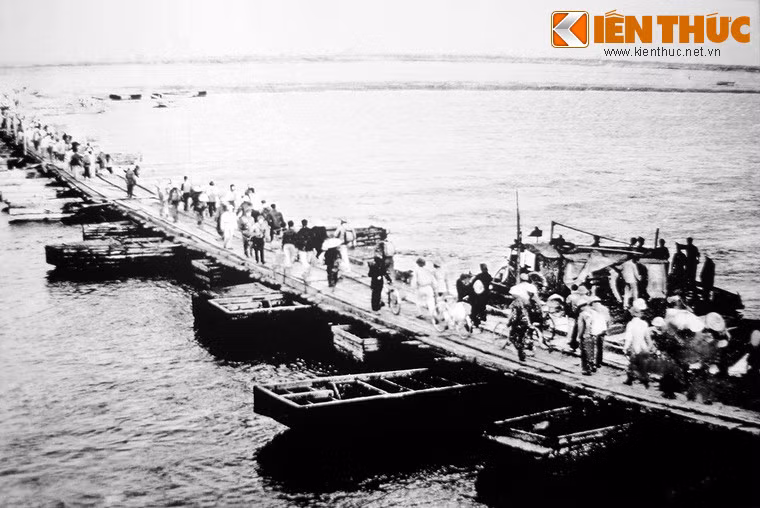 Cầu phao Khuyến Lương ở phía Nam Hà Nội thời chiến.