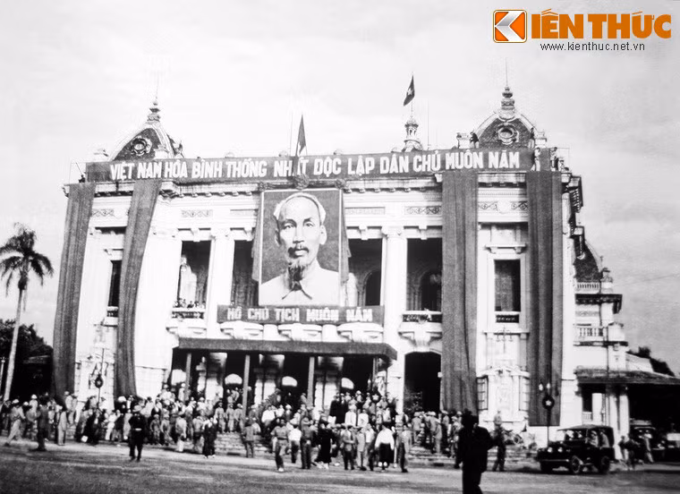 Ủy ban Quân chính ra mắt nhân dân Hà Nội tại Nhà hát Lớn.