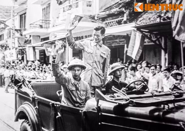 Phó Chủ tịch Ủy ban Quân chính Hà Nội Trần Duy Hưng từ Việt Bắc về tiếp quản thủ đô năm 1954. Hình ảnh do Kiến Thức chụp lại từ triển lãm ảnh “Hà Nội trong tôi” diễn ra tại Khu di tích Văn Miếu - Quốc Tử Giám ở Hà Nội từ 27/9 - 2/10/2014.