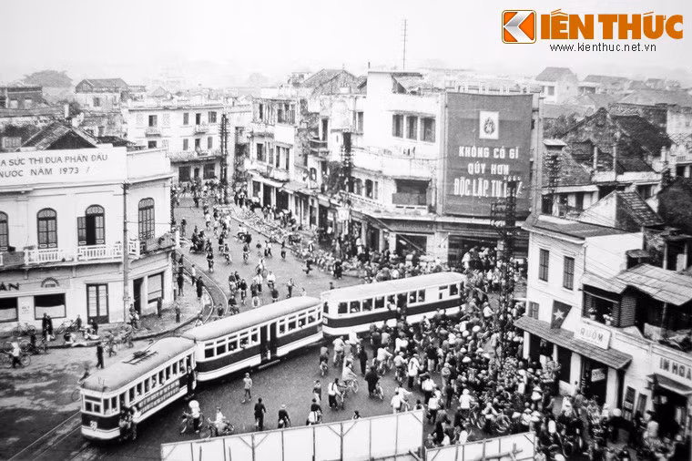 Ngã năm bờ hồ Hoàn Kiếm năm 1973.