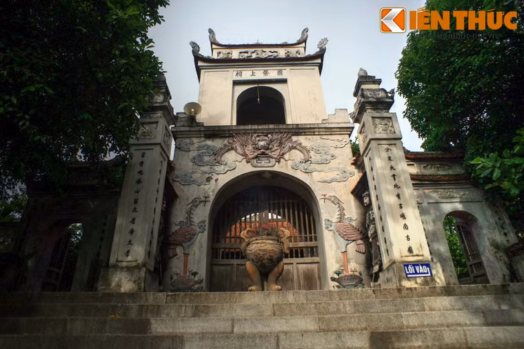 Ngôi đền có tam quan khá đồ sộ, từ xa đã thấy toát lên vẻ uy nghi.