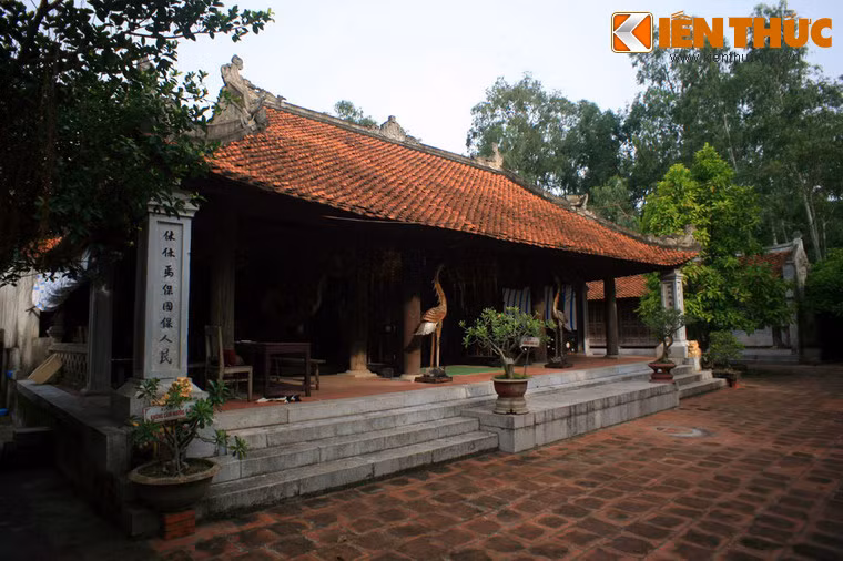 Đền có kiến trúc đền theo kiểu chữ “Tam”, với tòa thượng điện ở phía trước.