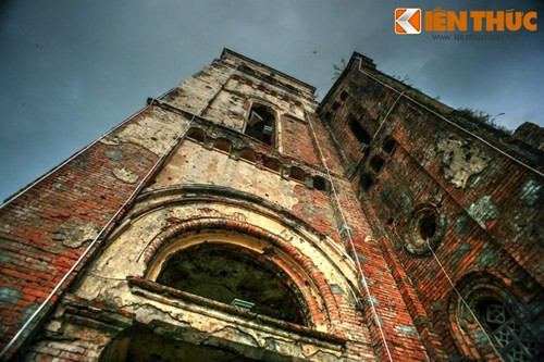 Sự hình thành Thánh địa La Vang gắn một câu chuyện nhuốm màu huyền thoại. Các tín đồ ở gần đồi Dinh Cát (nay là thị xã Quảng Trị) từng đến vùng núi rừng La Vang, một nơi rừng thiêng nước độc trong hoàn cảnh ngặt nghèo, thiếu ăn, bệnh tật, sợ thú dữ.