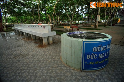 Trong khuôn viên Thánh địa còn có giếng nước Đức Mẹ La Vang, nơi mỗi tín đồ khi tới đây đều uống một ngụm nước để tỏ lòng thành kính với Đức Mẹ. Nhiều tín đồ tin rằng nước giếng có khả năng chữa được bệnh tật trong cơ thể.