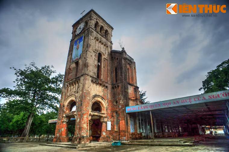 Trung tâm của khu Thánh địa ngày nay còn lại di tích tháp chuông của Vương cung thánh đường Đức Mẹ La Vang. Công trình này được xây dựng từ năm 1924 - 1929, đại trùng tu năm 1959. Vào mùa hè năm 1972, Vương Cung Thánh Đường đã bị hủy hoại do chiến tranh.