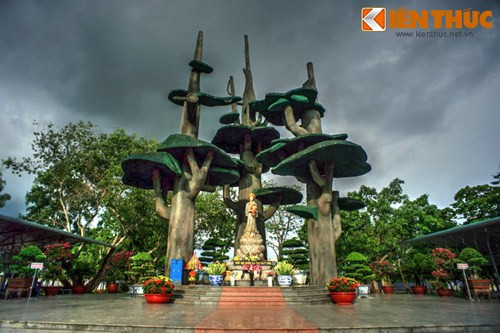 Tại vị trí được cho là nơi Đức Mẹ hiện ra gần gốc cây đa cổ thụ, một tượng đài hoành tráng đã được xây dựng với hình tượng ba cây đa và Đức Mẹ La Vang ở chính giữa.