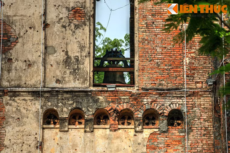 Các tín đồ chỉ còn biết phó thác số mệnh cho Thiên Chúa và Đức Mẹ. Họ thường tụ tập nhau dưới gốc cây đa cổ thụ, cùng nhau cầu nguyện, an ủi và giúp đỡ nhau.