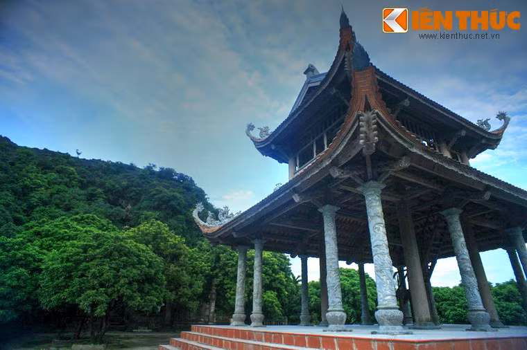 Nằm ở xã Gia Thanh, huyện Gia Viễn, tỉnh Ninh Bình, động - chùa Địch Lộng là quần thể di tích danh thắng độc đáo với trung tâm là khu hang động được vua Minh Mạng phong là "Nam thiên đệ tam động", có nghĩa là động đẹp thứ ba ở trời Nam (sau chùa Hương Tích và Bích Động).