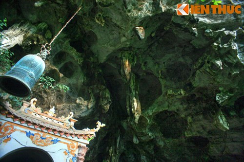 Phía bên trái cửa động có treo 1 quả chuông lớn đúc từ thời Nguyễn.