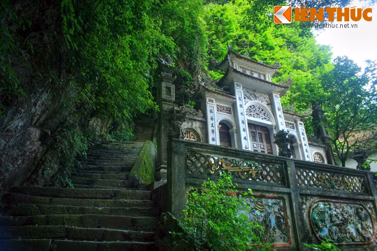 Động nằm ở lưng chừng núi Địch Lộng. Để lên được được động, phải đi từ chùa Hạ qua Phủ Đức Ông ở chân núi rồi tiếp tục leo lên thêm 105 bậc đá.