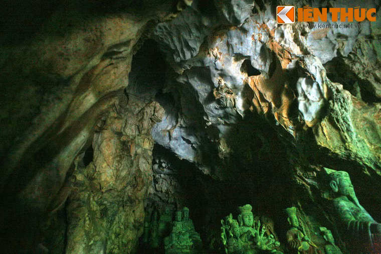 Các tượng Phật trong chùa được bài trí hài hòa với các nhũ đá trong hang động.