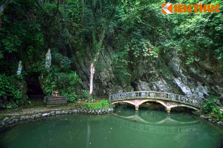 Phía dưới chân núi Địch Lộng là một hệ thống kiến trúc đình, đền, được xây dựng dươí chân núi theo thế chữ "Tam" trên một diện tích rộng hơn 1ha.