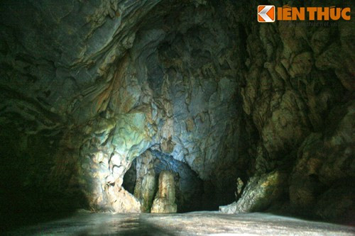 Đi sâu vào trong, hang động mở ra thành nhiều nhánh với tên gọi hang Tối, hang Sáng... mỗi hang lại có một vẻ đẹp huyền ảo riêng do hệ thống nhũ đá tạo ra.