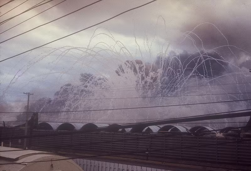 Những vệt khói từ vụ nổ các thùng đạn.