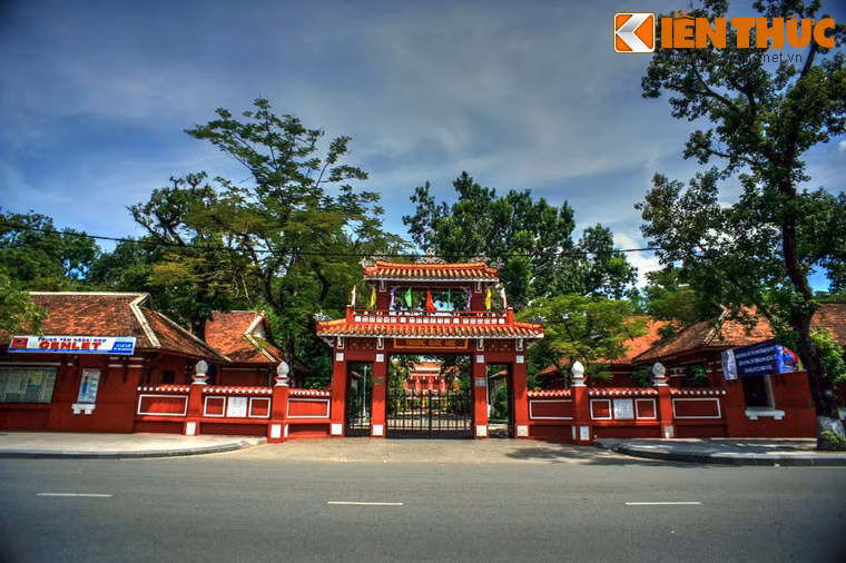 Thành lập vào năm 1896, trường Quốc Học Huế (tên chính thức hiện nay: Trường THPT Chuyên Quốc Học) là một trong những ngôi trường lâu đời và nổi tiếng nhất Việt Nam. Ảnh: Mặt tiền của trường Quốc Học.