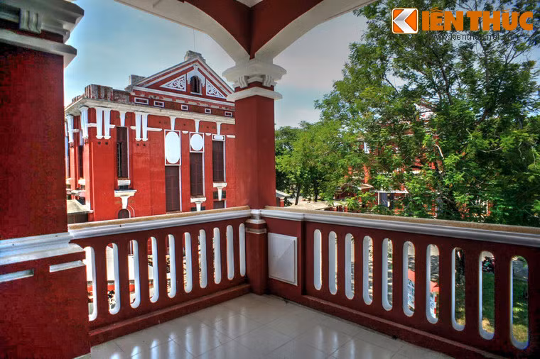 Năm 1908, Nguyễn Sinh Cung - một trong 10 học sinh giỏi nhất của trường Tiểu học Pháp - Việt Đông Ba đã thi vượt cấp vào lớp đệ nhị niên trung học tại trường Quốc Học niên khoá 1908 - 1909. Ba năm sau, Nguyễn Sinh Cung mang tên mới là Nguyễn Tất Thành đã ra đi tìm đường cứu nước từ cảng Nhà Rồng ở Sài Gòn... Ảnh: Khung cảnh nhìn từ hành lang tầng 2 của một khu giảng đường.