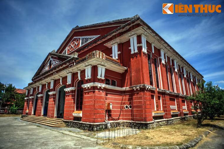 Bên cạnh Hồ Chí Minh và Võ Nguyên Giáp, rất nhiều tên tuổi các chiến sĩ cách mạng ưu tú, các nhà hoạt động văn hoá xuất sắc đã trưởng thành từ trường Quốc Học Huế, như Trần Phú, Lê Duẩn, Phạm văn Ðồng, Tố Hữu... Ảnh: Nhà thể dục thế thao của trường.