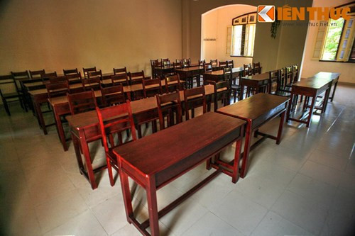 Về mặt giáo dục, ngày nay trường Quốc Học Huế nổi tiếng bởi kết quả học tập xuất sắc của học sinh, trình độ của giáo viên. Trường đã được chính phủ Việt Nam chọn để xây dựng thành một trong ba trường phổ thông trung học chất lượng cao của Việt Nam Ảnh: Một lớp học điển hình của trường Quốc Học.