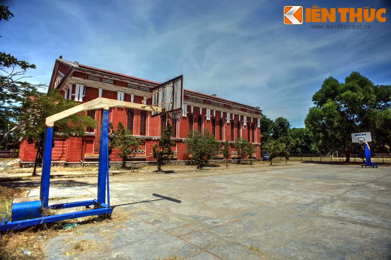 Trong thời học tập ở Huế, Võ Nguyên Giáp có vài lần đến thăm nhà yêu nước Phan Bội Châu để nghe thuyết giảng về lý tưởng Cách mạng. Năm 1927, ông bị đuổi học cùng sau khi tổ chức một cuộc bãi khóa với một số bạn học cùng chí hướng. Đây là một dấu mốc quan trọng đánh dấu sự dấn thân cho sự nghiệp cách mạng của chàng trai Võ Nguyên Giáp. Ảnh: Sân bóng rổ của trường.