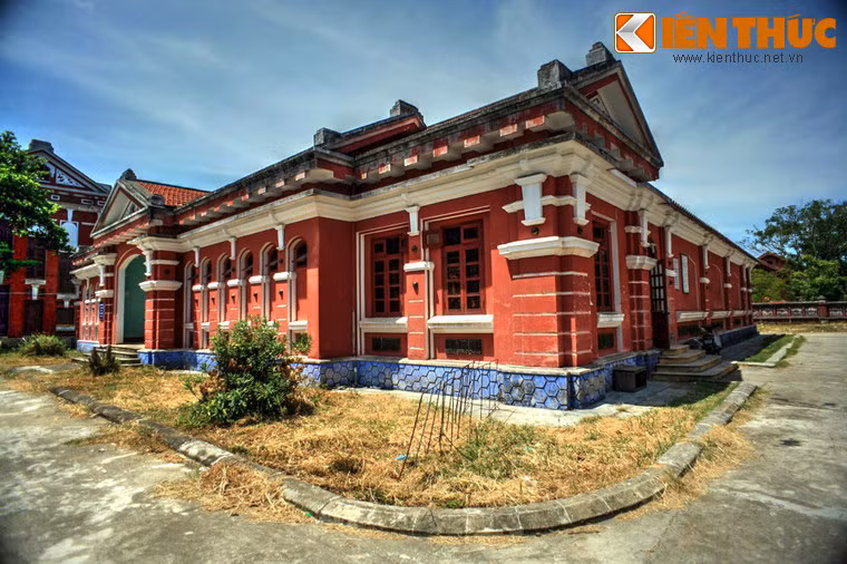 Với truyền thống đáng tự hào như vậy, trường Quốc Học đã trở thành một trong những di tích lịch sử văn hóa đặc biệt của Huế. Ảnh: Khu nhà hồ bơi của trường.