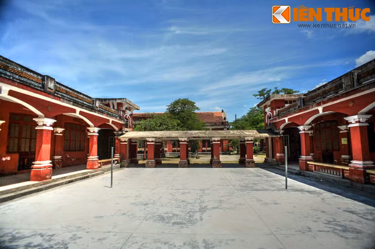 Năm 1925, chàng thiếu niên Võ Nguyên Giáp rời trường Tiểu học Đồng Hới ở quê nhà Quảng Bình để vào Huế ôn thi vào trường Quốc học Huế. Ông đã đỗ thứ hai trong kỳ thi này. Trong 2 năm học, Võ Nguyên Giáp luôn đứng đầu lớp, trừ 1 tháng bị rớt xuống hạng nhì. Ảnh: Các tòa nhà trong trường được liên kết với nhau bằng các hành lang có mái che.