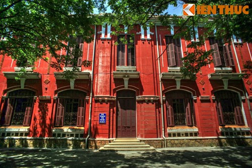 Trường đã đổi tên qua nhiều thời kỳ như Trường Trung học Khải Định (1936-1954), Trường Trung học Ngô Đình Diệm (1955-1956) và trở về với tên Quốc Học từ năm 1956 cho đến nay. Ảnh: Mặt chính diện của một khu giảng đường.