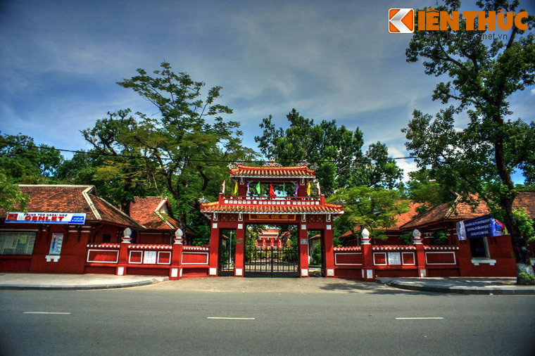 2. Thành lập vào năm 1896, trường Quốc Học Huế (tên chính thức hiện nay: Trường THPT Chuyên Quốc Học) là một trong những ngôi trường lâu đời và nổi tiếng nhất Việt Nam. Khi mới ra đời, trường có tên là Pháp tự Quốc học Đường (gọi tắt là Quốc Học) với mục đích đào tạo lớp người phục vụ cho chính quyền thực dân phong kiến.