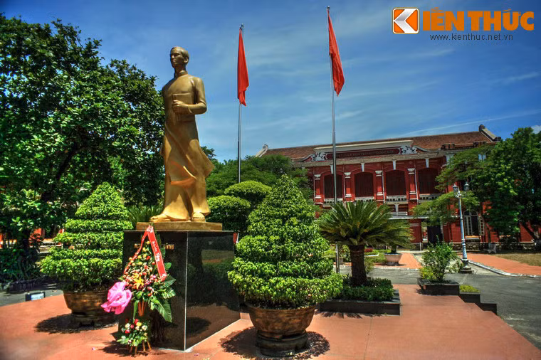 Để ghi nhớ quãng thời gian Bác Hồ học tập tại trường Quốc Học Huế - tượng đài Nguyễn Tất Thành đã được dựng lên giữa sân trường từ năm 1989.