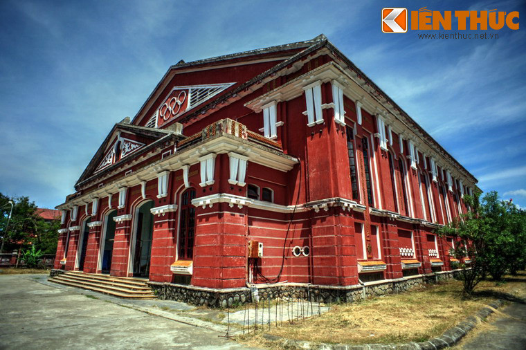 Đây là giai đoạn xứ Huế đang dấy lên các phong trào đòi cải cách thông qua nhiều hình thức vận động, trong đó có cả cuộc vận động cắt tóc ngắn. Nguyến Tất Thành đã tham gia vào phong trào cắt tóc ấy. Sau này, Người kể lại, ngoài giờ học, Người cũng cầm kéo ra chợ, vận động đồng bào cắt tóc, vừa cắt tóc giúp đồng bào vừa đọc bài vè cổ động cắt tóc.