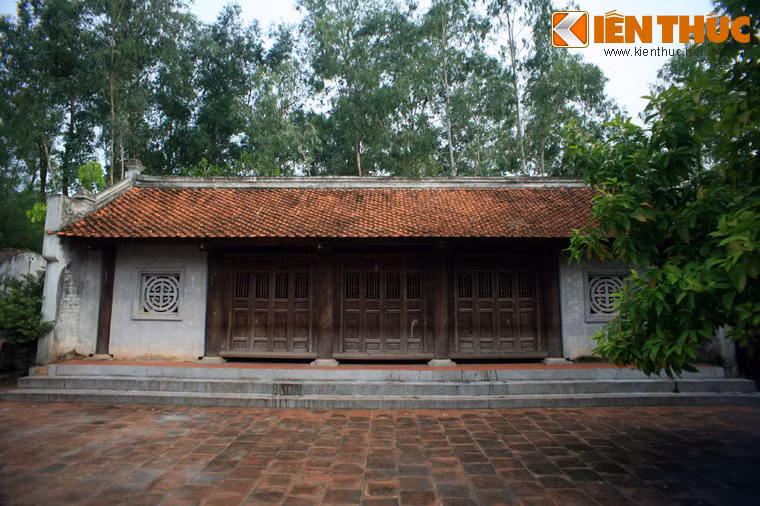 Đền có kiến trúc đền theo kiểu chữ “Tam”, với tòa thượng điện ở phía trước, trung điện kết nối với thượng điện qua khoảng sân hẹp. Nhìn chung, các công trình kiến trúc ở đền Cuông vẫn giữ được nét cổ kính, hòa mình giữa cảnh sắc thiên nhiên hữu tình.