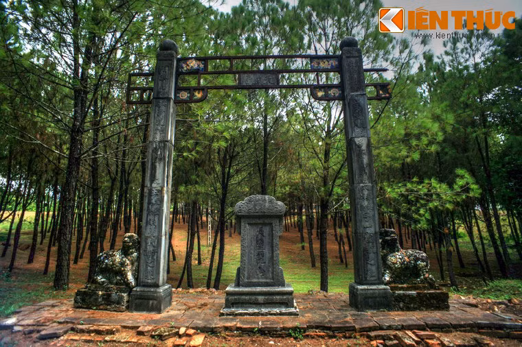 Lăng mộ của Kiên Thái Vương (1845 - 1876) tọa lạc trên một ngọn đồi kế bên lăng mộ vua Đồng Khánh ở phía Nam kinh thành Huế. Cổng chính dẫn vào lăng mộ gồm những pano pháp lam và với tấm bia đặt ở giữa, được gọi là bia Tam vương (ba vua).