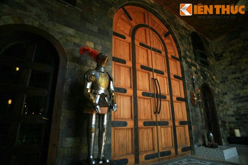 Nội thất trong các tòa nhà cũng mang đậm chất châu Âu thời Trung cổ.