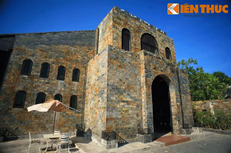 Các tòa nhà trông như được làm bằng đá nhưng trên thực tế được xây bằng bê tông và ốp đá bên ngoài.