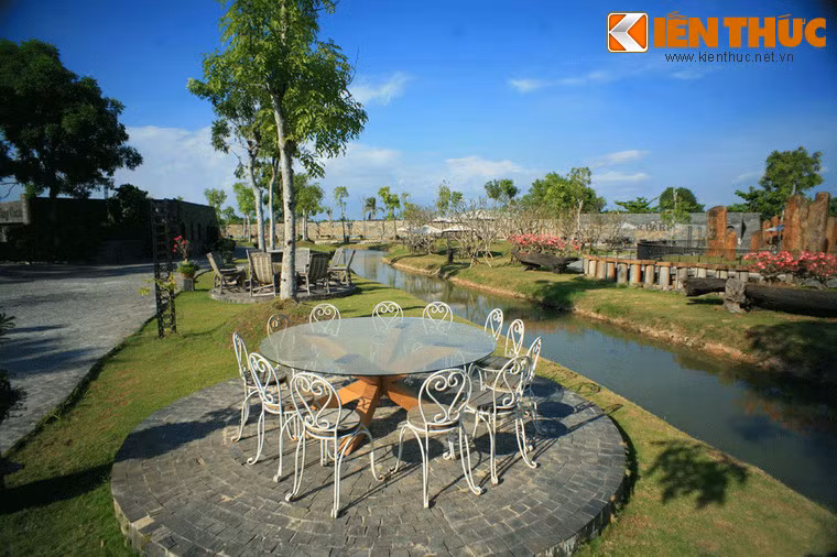 Bàn tiệc ngoài trời bên dòng kênh nhân tạo.