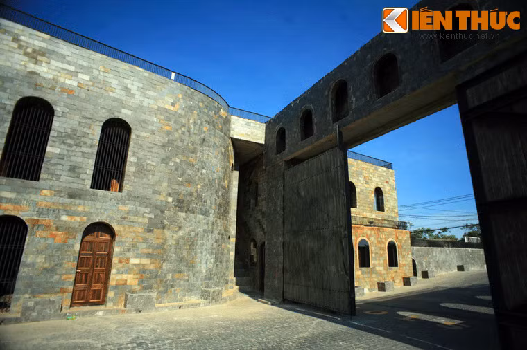 Điểm đặc biệt của công trình này là các tòa biệt thự được thiết kế theo phong cách các tòa lâu đài cổ châu Âu.