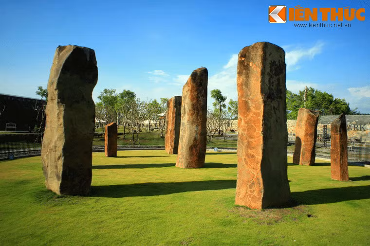 Khu vườn đá mô phỏng kỳ quan Stonehenge ở Anh.