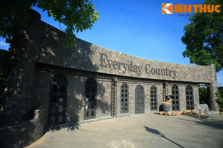 Mỗi công trình có một chức năng và cấu trúc khác nhau, nhưng đều mang một phong cách kiến trúc thống nhất.