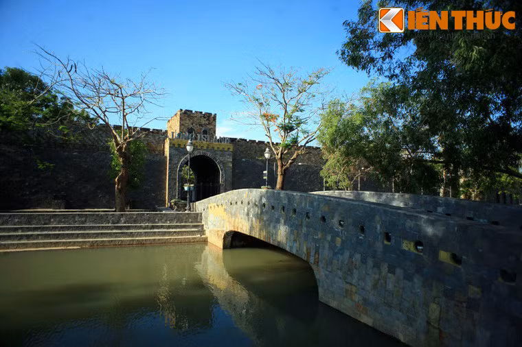 Được xây dựng năm 2000, Long Island có chức năng của một resort cao cấp với đầy đủ các dịch vụ và khu vực giải trí như quán bar, cafe, phòng nghỉ, bể bơi, vũ trường...